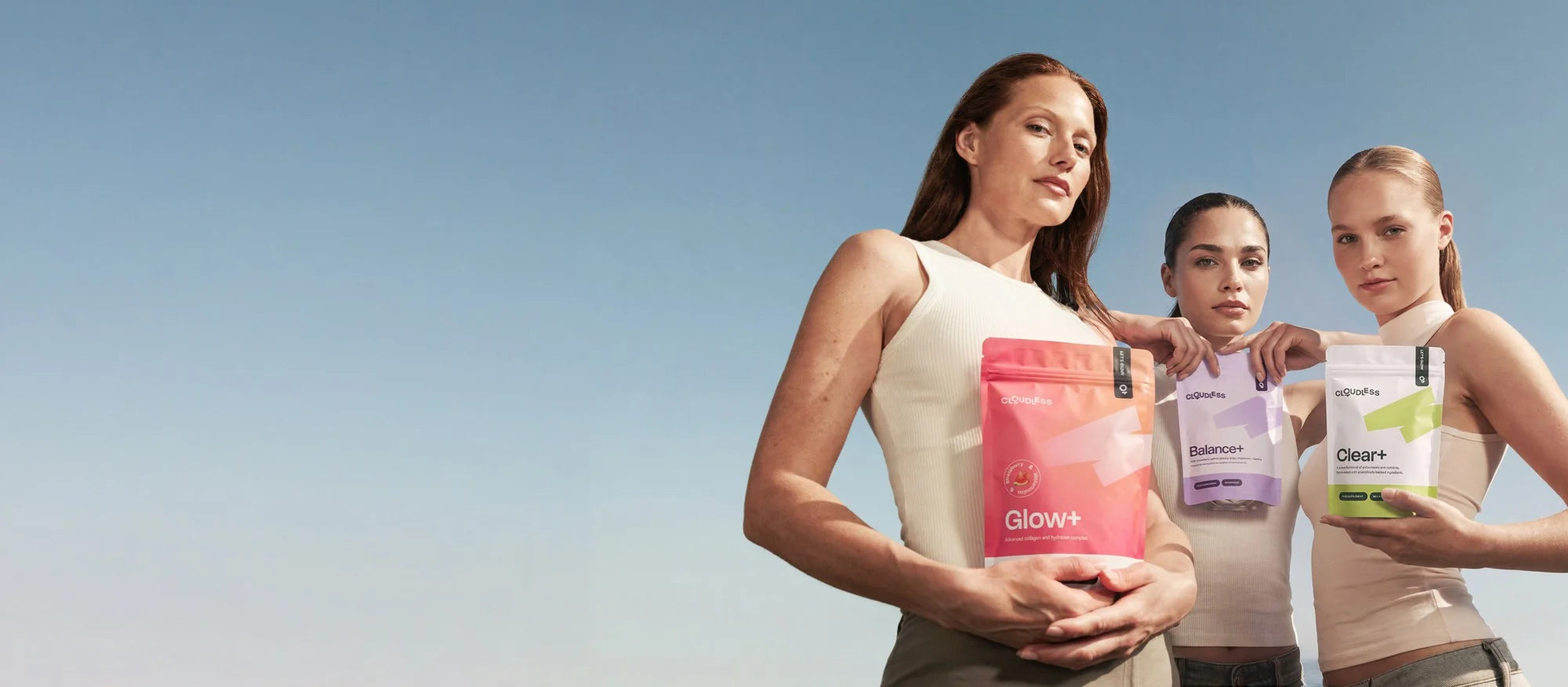 Tre donne con Glow+, Balance+ e Clear+ sullo sfondo di un cielo azzurro